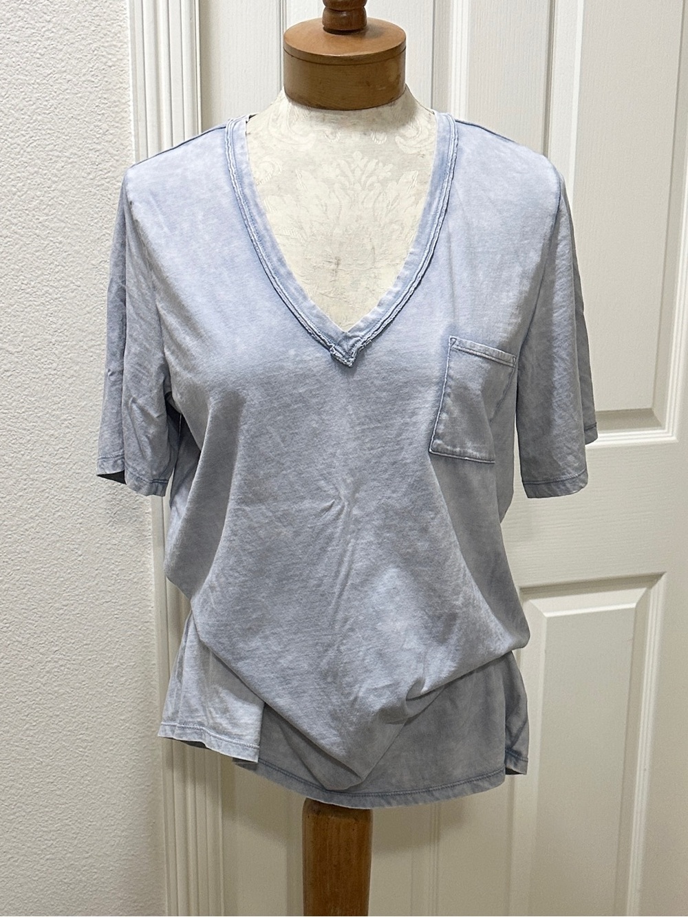 GAP Light Indigo Blue Women’s V-Neck Elbow Sleeve Pocket Tee - XL